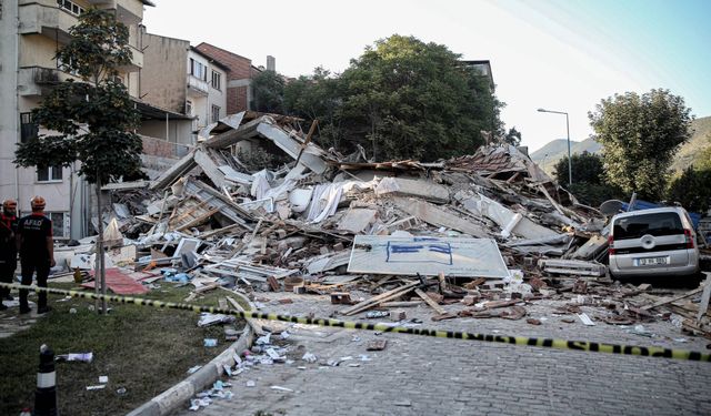 Sındırgı depreminde yıkılan bina için iddia: 'Pide salonu döneminde kolon kesildi'