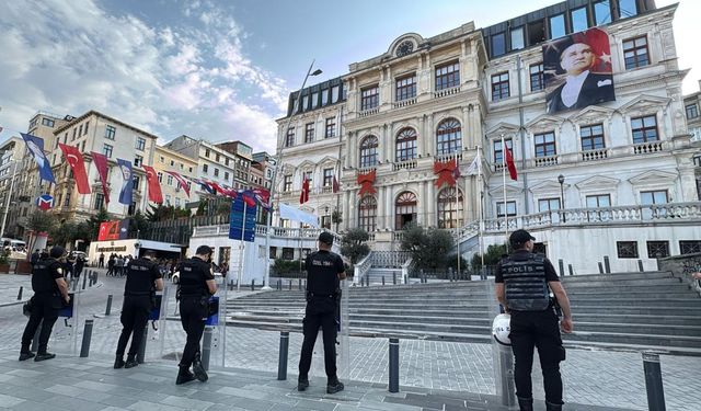 Beyoğlu Belediyesi'ne operasyon: CHP'den belediye önünde protesto