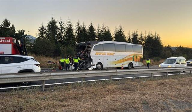 Bolu'da yolcu otobüsü kamyona çarptı: Ölü ve yaralılar var!