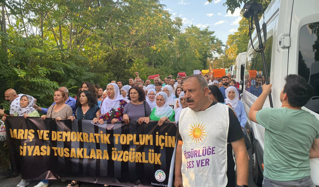 DEM Parti öncülüğünde Bakırköy Kadın Cezaevi önünde yürüyüş ve oturma eylemi