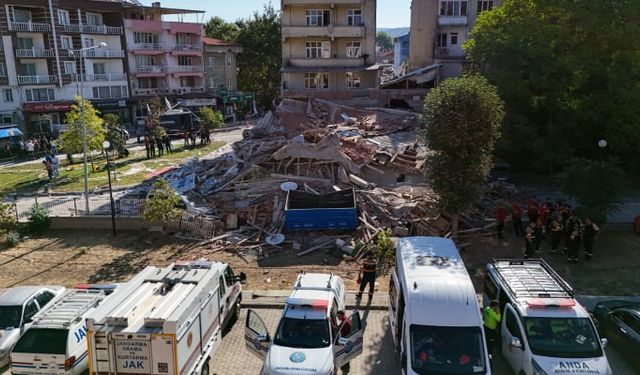 Balıkesir depreminde yıkılan bina için soruşturma başlatıldı: Müteahhit ve bina sahibi gözaltında