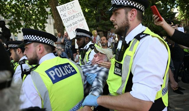 İngiltere’de “Palestine Action” destekçilerine polis müdahalesi: 446 gözaltı
