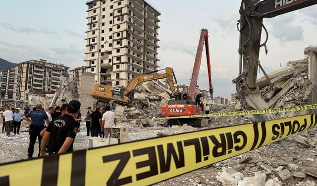 Kahramanmaraş’ta ağır hasarlı bina yıkımda devrildi: Operatör göçük altında
