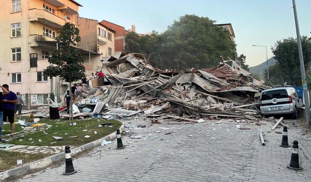Balıkesir’de 6.1 büyüklüğünde deprem: Manisa’da bina yıkıldı, otoyollara kayalar düştü