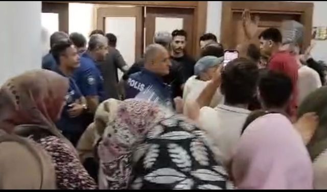 Kahramanmaraş'ta susuz kalan vatandaşlar, bidonlarla belediye binasına giderek duruma tepki gösterdi