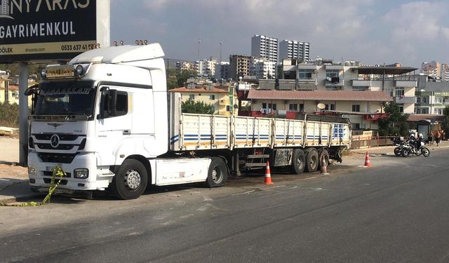 Mersin Erdemli’de kaza: Yurt çocuklarını taşıyan minibüs TIR’a çarptı, 2 ölü 10 yaralı