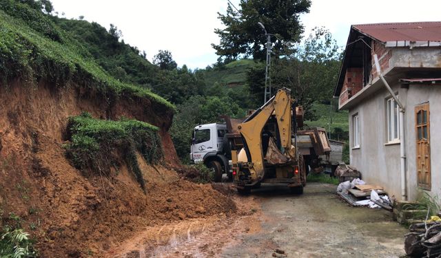 Rize’de sağanak sonrası heyelan: Ulaşımda aksamalar yaşandı