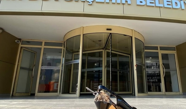 CHP'li gençten Özlem Çerçioğlu'na "topuklu" protesto