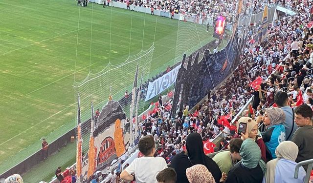 TÜGVA Yaz Okulları Finali: Stadyumda tekbir, sahnede dua