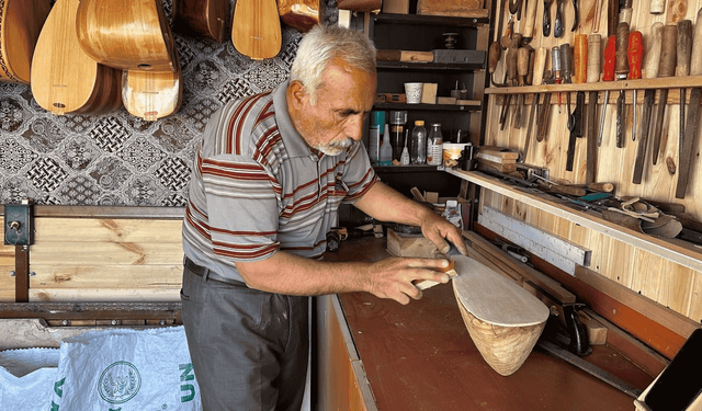 Depremde atölyesi yıkılan saz ustasına Adıyaman Belediyesi sahip çıktı