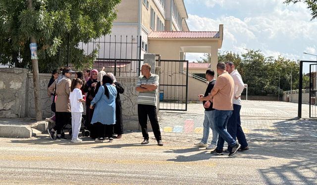 Van'da bir şüpheli, okulda 2 öğretmeni yaraladı