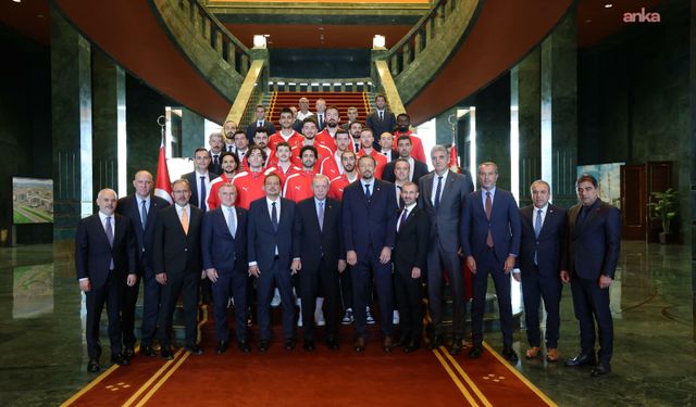 Cumhurbaşkanı Erdoğan, A Milli Takımı Cumhurbaşkanlığı’nda kabul etti