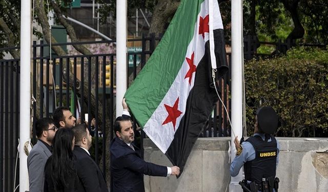 Suriye bayrağı, Washington’da göndere çekildi