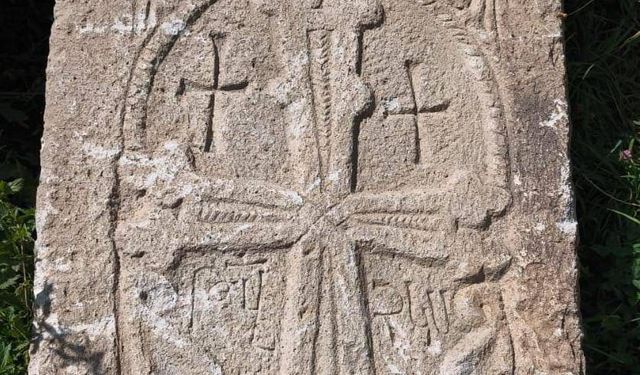 Van’da Bizans dönemine ait iki kabartma taş stel ele geçirildi