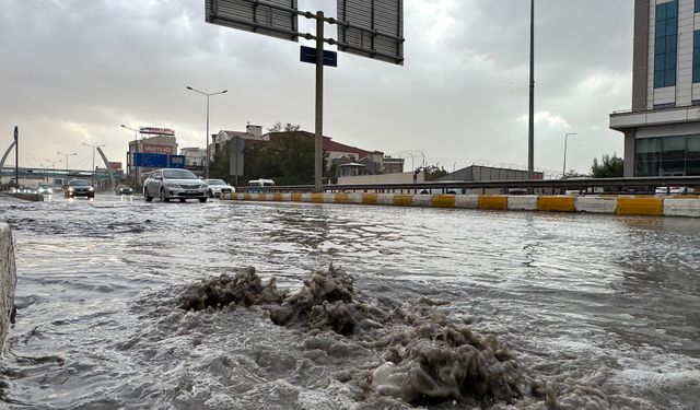Van'da yağış hayatı olumsuz etkiledi