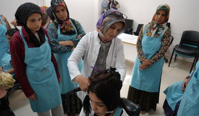 Adıyaman Belediyesi ve Diakonie Derneği’nden kadınlara kuaförlük eğitimi