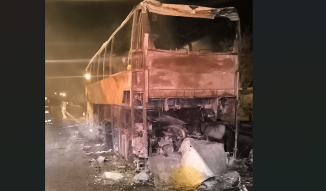 Adana'da seyir halindeki yolcu otobüsü yandı