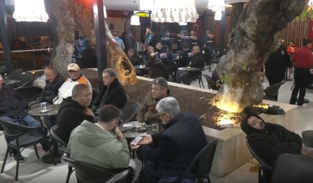 6,1 büyüklüğündeki deprem sonrası Balıkesirliler soğuk hava ve yağmur altıda sabahladı