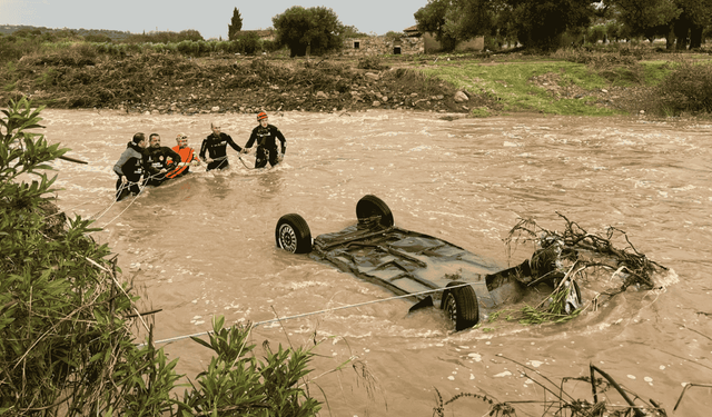 Foça'da sel felaketine ilişkin Belediye Başkanı Saniye Bora Fıçı'dan açıklama: Ekiplerimiz sahada aralıksız çalışıyor