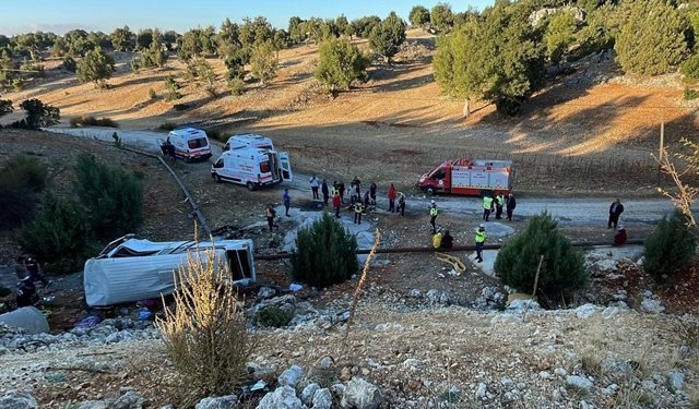 Mersin’de işçi servisi şarampole devrildi: 5 ölü, 14 yaralı
