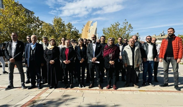 Van depreminde yaşamını yitirenler 14'üncü yılda anıldı: Rant değil bilim esas alınsın