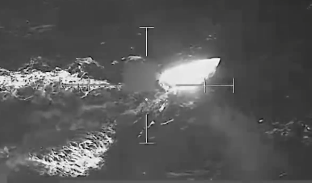 ABD, Pasifik'de bir gemiyi daha vurdu!