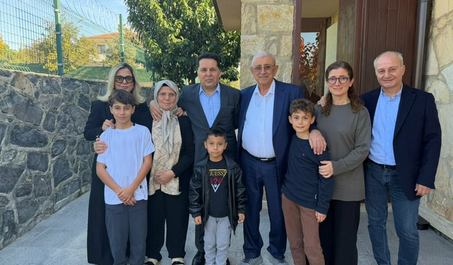 Özgürlüğüne kavuşan Esenyurt Belediye Başkanı Ahmet Özer, Ekrem İmamoğlu'nun anne babasını ziyaret etti