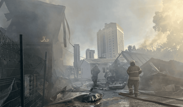 İzmir Bayraklı'da konteyner yangını: 22 konteyner zarar gördü, hızlı müdahale faciayı önledi