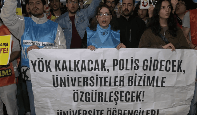 İzmir'de YÖK protestosu: Kayyum Rektörler, eli palalı çetelerle öğrenciyi susturmaya çalışıyor