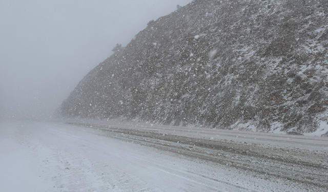 Sivas'ta kar yağışı nedeniyle bazı yollar ulaşıma kapatıldı