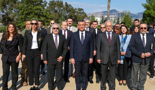 Özgür Özel, KKTC'nin kuruluş yıldönümünde Denktaş ve Küçük'ün mezarlarını ziyaret etti