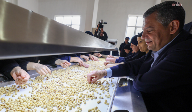 Özgür Özel, Ordu'daki fındık fabrikasında işçilerle bir araya geldi