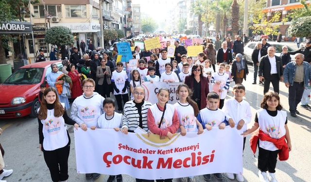 Şehzadeler'de çocuklar hakları için yürüdü