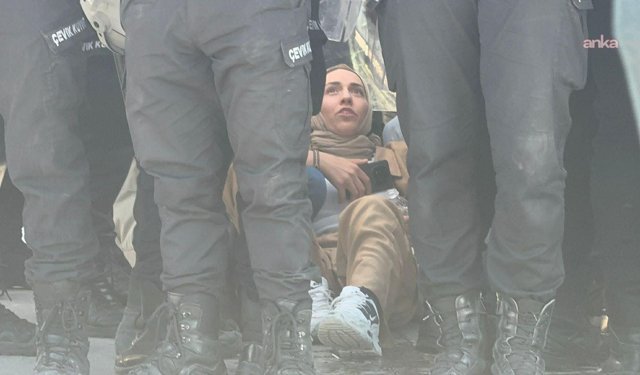 Van Yüzüncü Yıl Üniversitesi’nde 15 yaşındaki çocuğun ölümünü protesto eden öğrencilere polis müdahalesi
