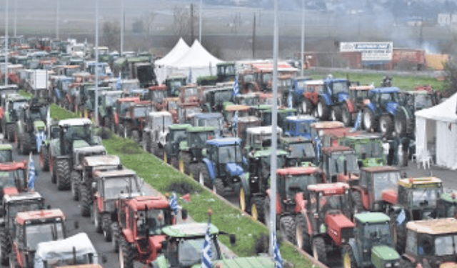 Yunanistan'da polis havalimanı yolunu kapatmak isteyen çiftçilere biber gazıyla müdahale etti