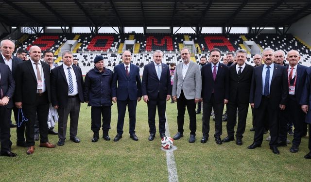 Sporun halef-selef bakanları Aşkın Bak ve Kasapoğlu’ndan Manisa Soma’daki tesis açılışında top sektirme şovu