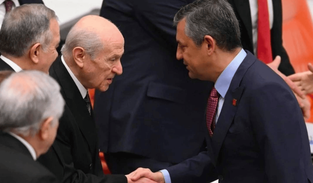 Bütçe görüşmelerinin son gününde liderler buluştu: Özgür Özel ve Devlet Bahçeli Meclis'te selamlaştı