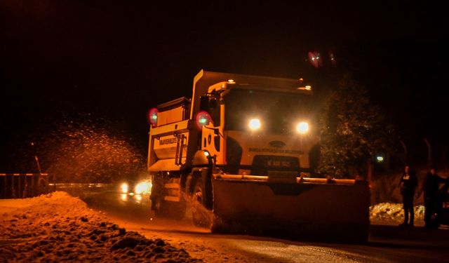 Bursa'da karla mücadele çalışmaları kapsamında 145 mahalle yolu ulaşıma açıldı