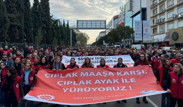 İzmir'de Genel-İş’ten 'çıplak maaş' protestosu: İşçiler çıplak ayakla yürüdü, yarım gün iş bıraktı