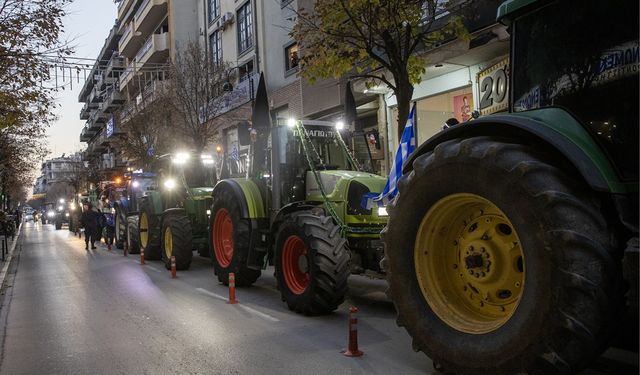Yunan çiftçiler Larisa'da milletvekili bürolarının önünde protesto düzenledi
