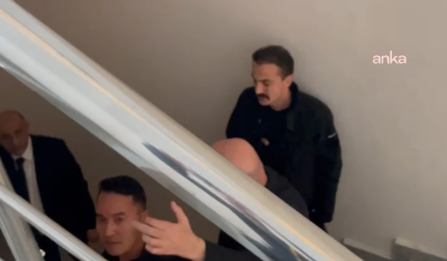 Örgüt liderliğiyle suçlanan Aktaş, korumalarla geldiği duruşmadan, hakim savcı kapısından ayrıldı