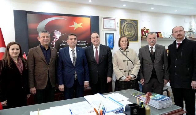 CHP Genel Başkanı Özel’den AKP’li Başkanın jestine jestle yanıt verdi