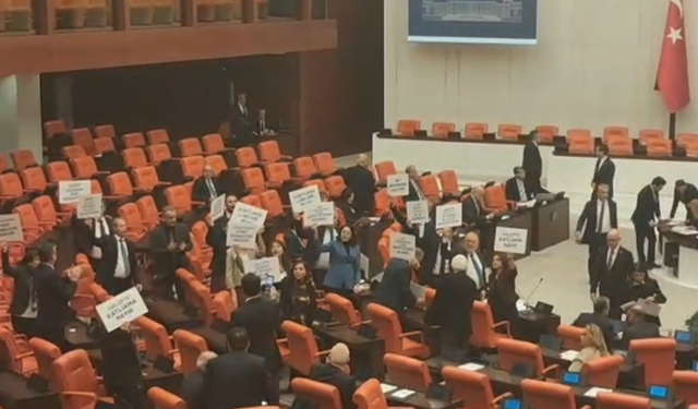 TBMM Genel Kurulu'nda DEM Partili milletvekillerinden Halep protestosu