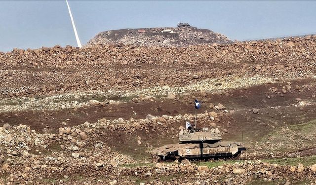 İsrail Ordusu Kuneytra'da Suriye topraklarına girerek tepeye bayrak dikti