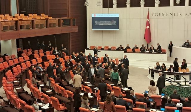TBMM Genel Kurulu'nda DEM Parti ve İYİ Parti milletvekilleri arasında gerginlik yaşandı