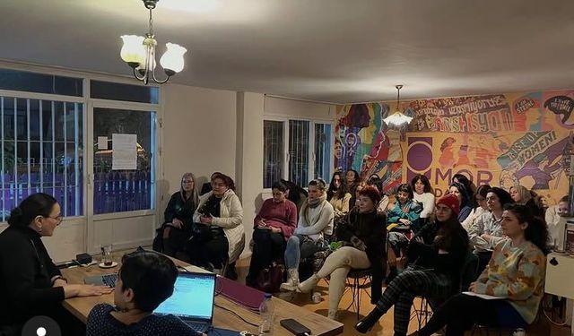 İzmir'de düzenlenen "Mor Masa" buluşmasında sanat ve cinsiyet ilişkisi ele alındı