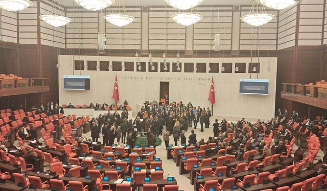 TBMM Genel Kurulu'nda yoklama krizi: Milletvekilleri kürsüye yürüdü