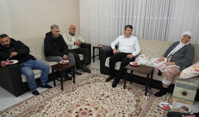 Başkan Tutdere’den 87 yaşındaki Gülizar Teyze’ye anlamlı doğum günü sürprizi