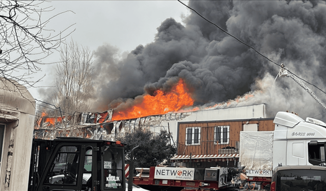 Ataşehir'de iş yerinde çıkan yangına müdahale ediliyor