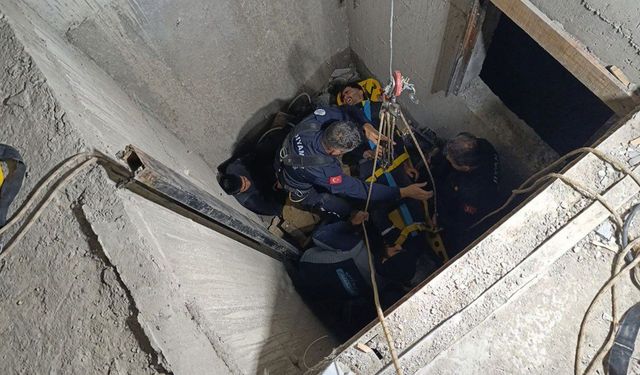Adıyaman'da inşaat boşluğuna düşen iki işçi itfaiye ekiplerince kurtarıldı